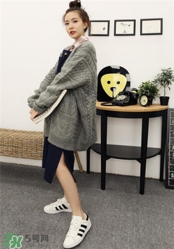 針織衫里面穿什么？針織外套里面穿什么？