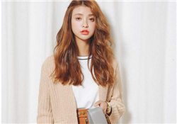 針織衫里面穿什么？針織外套里面穿什么？