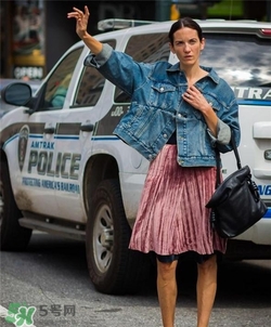 百褶裙搭配什么外套？百褶裙搭配什么外套好看？