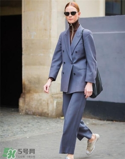 灰色西裝怎么搭配？灰色西服怎么搭配好看？