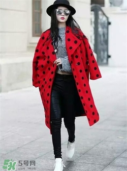 紅色衣服配什么顏色褲子？紅色衣服配什么褲子好看？