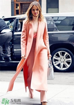 粉色衣服怎么搭配？粉色衣服怎么搭配好看？