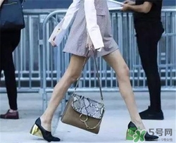 奶奶鞋搭配什么衣服？奶奶鞋搭配什么衣服好看？