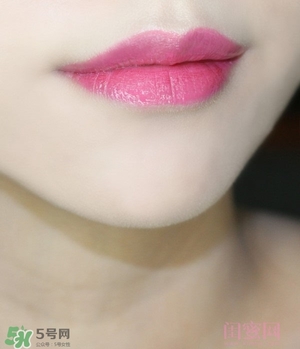 植村秀唇釉怎么涂？植村秀漆光唇釉涂法