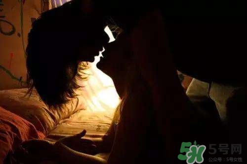 第一次如何舌吻？舌吻的技巧和方法