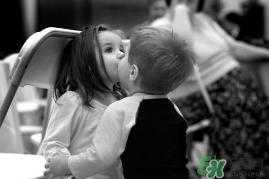 第一次如何舌吻？舌吻的技巧和方法