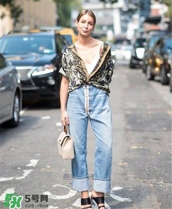 翻邊牛仔褲配什么鞋子？翻邊牛仔褲怎么搭配好看？