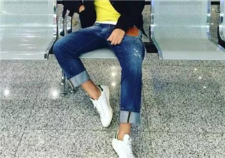 翻邊牛仔褲配什么鞋子？翻邊牛仔褲怎么搭配好看？