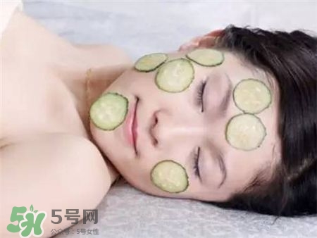 皮膚曬傷后可以用黃瓜敷嗎?皮膚曬傷后用黃瓜敷有用嗎? 皮膚曬傷后可以用黃瓜敷嗎?皮膚曬傷后用黃瓜敷有用嗎?