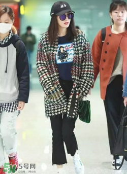 毛邊牛仔褲搭配什么鞋？毛邊牛仔褲搭配什么鞋好看？