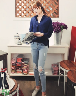 破洞牛仔褲搭配什么上衣？破洞牛仔褲配什么上衣好看？