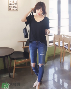 破洞牛仔褲搭配什么上衣？破洞牛仔褲配什么上衣好看？