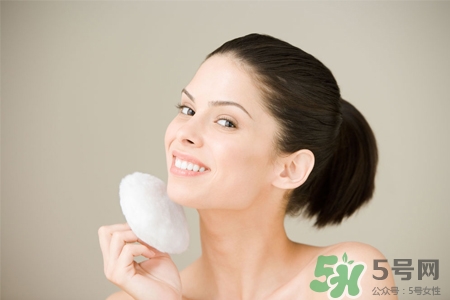 皮膚過敏能洗冷水澡嗎？過敏用冷水還是熱水洗澡？