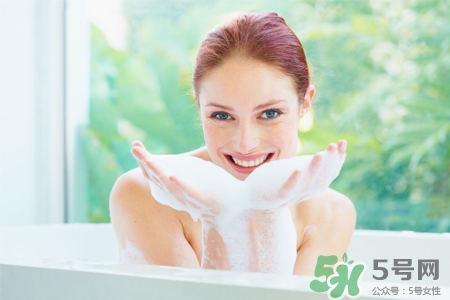 皮膚過敏能洗冷水澡嗎？過敏用冷水還是熱水洗澡？