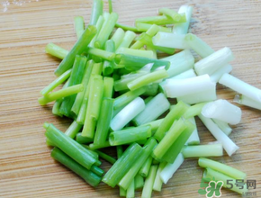 薺菜和蔥能一起吃嗎？薺菜餃子可以放蔥嗎？