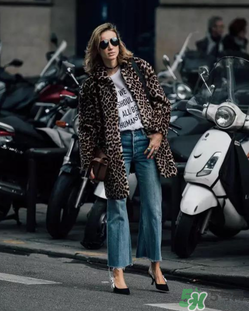 春天穿白t恤怎么搭配？白t恤怎么搭配好看？