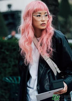 春天穿白t恤怎么搭配？白t恤怎么搭配好看？