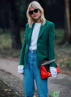 春天穿白t恤怎么搭配？白t恤怎么搭配好看？