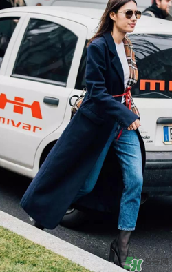 春天穿白t恤怎么搭配？白t恤怎么搭配好看？