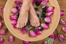 艾草泡腳治月經(jīng)不調嗎？?月經(jīng)不調能用艾草泡腳嗎？