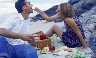 異地戀怎么解決生理需要？異地戀怎么哄女朋友開心？