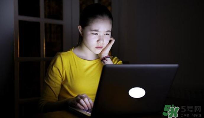 女人熬夜吃什么好？女人熬夜的危害有多大
