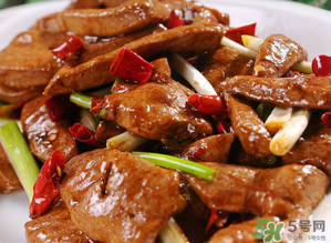 薺菜和豬肝能一起吃嗎？豬肝和芥菜能一起吃嗎？