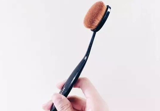 牙刷粉底刷怎么用？牙刷粉底刷使用方法