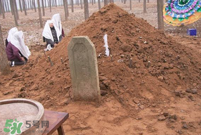 為什么新墳三年不能動土？新墳三年填土對誰不好？