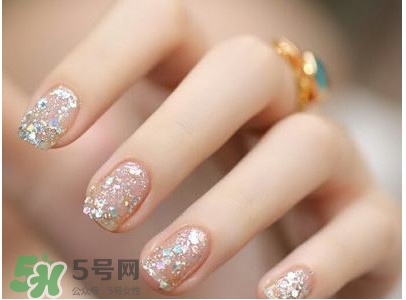 腳上的灰指甲怎么治療？腳上的灰指甲的治療方法