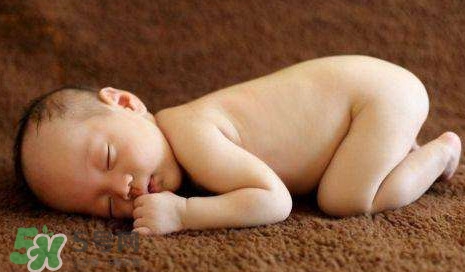 孩子為什么喜歡趴著睡覺？孩子為何老愛趴著睡