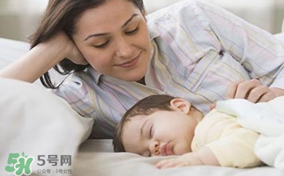 孩子為什么喜歡趴著睡覺？孩子為何老愛趴著睡
