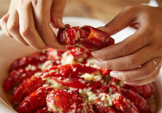 吃小龍蝦可以吃菠蘿嗎？小龍蝦和菠蘿能一起吃嗎？