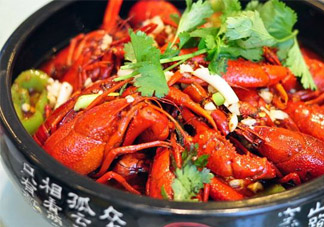 吃小龍蝦可以喝雪碧嗎？小龍蝦和雪碧能一起吃嗎？