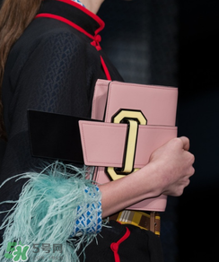 prada緞帶包好看嗎？普拉達緞帶包怎么樣？