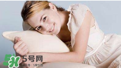 月經(jīng)量少顏色發(fā)黑是怎么回事？月經(jīng)量少怎么辦