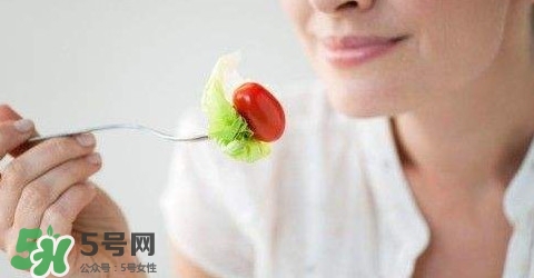 月經(jīng)量少顏色發(fā)黑是怎么回事？月經(jīng)量少怎么辦