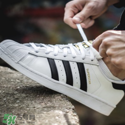 adidas貝殼頭正品多少錢？阿迪達(dá)斯貝殼頭鞋專柜價(jià)格