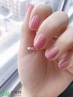 桃花花瓣色漸變指甲油教程 漸變花瓣美甲怎么畫 桃花花瓣色漸變指甲油教程 漸變花瓣美甲怎么畫