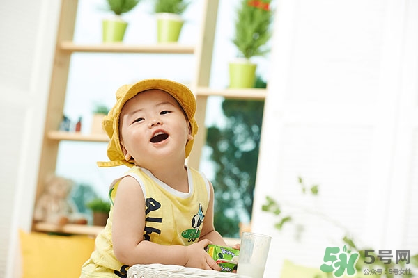 和0-6個(gè)月寶寶玩什么游戲更聰明 和0-6個(gè)月寶寶玩什么游戲更聰明