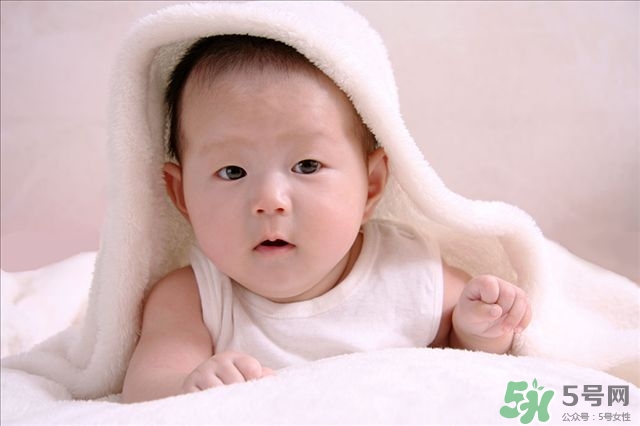 和0-6個(gè)月寶寶玩什么游戲更聰明 和0-6個(gè)月寶寶玩什么游戲更聰明