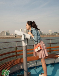 白百合紅色外套是什么牌子？白百合紅色外套是哪個品牌？