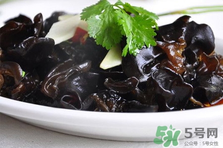 黑木耳泡太久會(huì)中毒嗎？黑木耳泡久了有毒嗎？