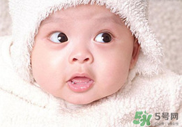 和0-6個(gè)月寶寶玩什么游戲更聰明 和0-6個(gè)月寶寶玩什么游戲更聰明