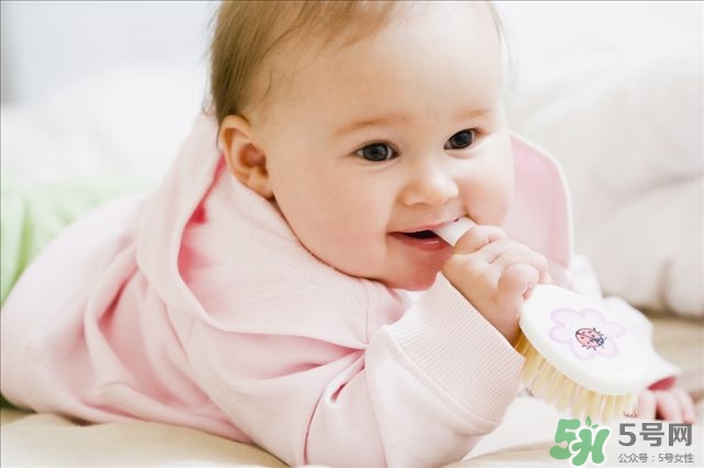 和0-6個(gè)月寶寶玩什么游戲更聰明 和0-6個(gè)月寶寶玩什么游戲更聰明