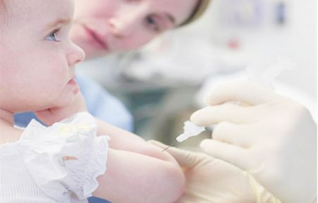 嬰兒預(yù)防針后多久洗澡？嬰兒打完預(yù)防針多久可以洗澡