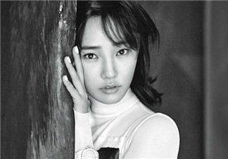 白百合紅色外套是什么牌子？白百合紅色外套是哪個(gè)品牌？