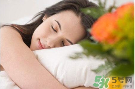 睡覺手腳發(fā)麻是怎么回事？睡覺手腳發(fā)麻是什么原因