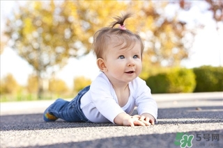 和0-6個(gè)月寶寶玩什么游戲更聰明 和0-6個(gè)月寶寶玩什么游戲更聰明