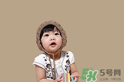 和0-6個(gè)月寶寶玩什么游戲更聰明 和0-6個(gè)月寶寶玩什么游戲更聰明